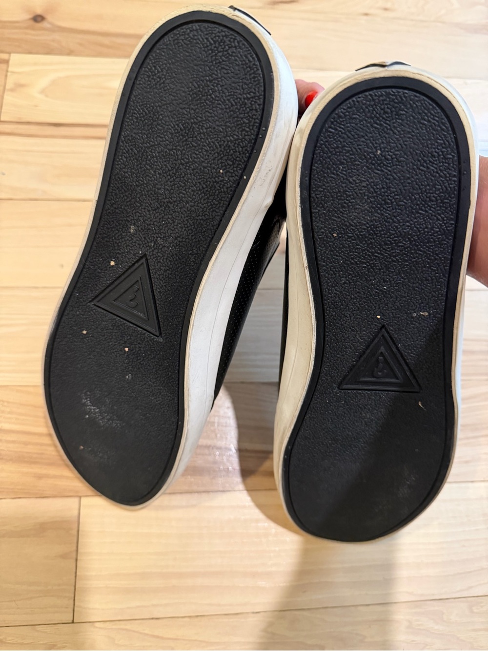 Men’s GUESS black Mitt 2 Slip On shoes! Size 11.5 - Picture 4 of 5